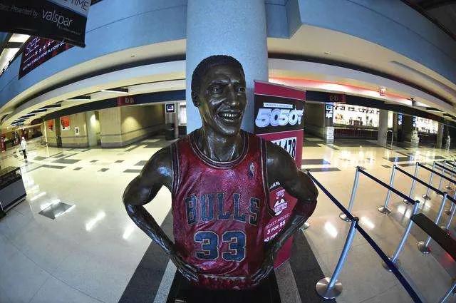 有哪些nba球星有塑像（盤(pán)點(diǎn)NBA中讓球隊(duì)塑立雕像的球星，下一個(gè)擁有雕像的會(huì)是誰(shuí)？）