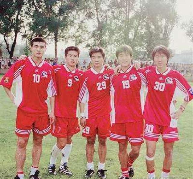98世界杯預選賽中國隊（回顧國足2002年晉級世界杯：占天時地利人和，現役國足為何趕不上）