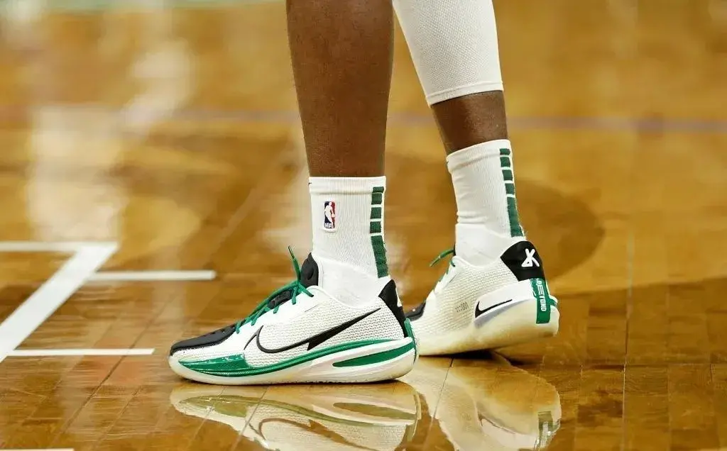 科比上腳過的球鞋（NBA球員上腳：科比單場81分16周年，5雙國產球鞋來了）