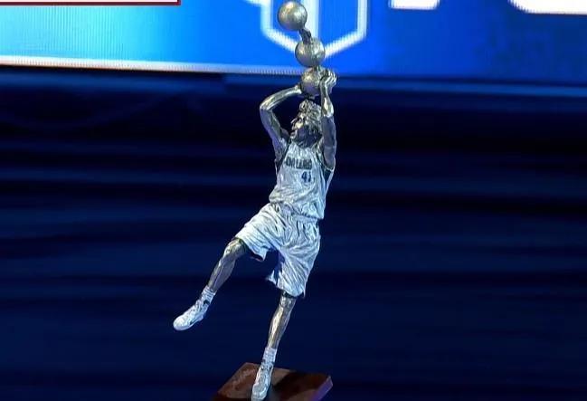 有哪些nba球星有塑像（盤(pán)點(diǎn)NBA中讓球隊(duì)塑立雕像的球星，下一個(gè)擁有雕像的會(huì)是誰(shuí)？）
