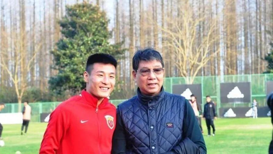 長大干什么足球運動員（徐根寶：我是在靜安別墅長大的，從弄堂足球開始了足球生涯）