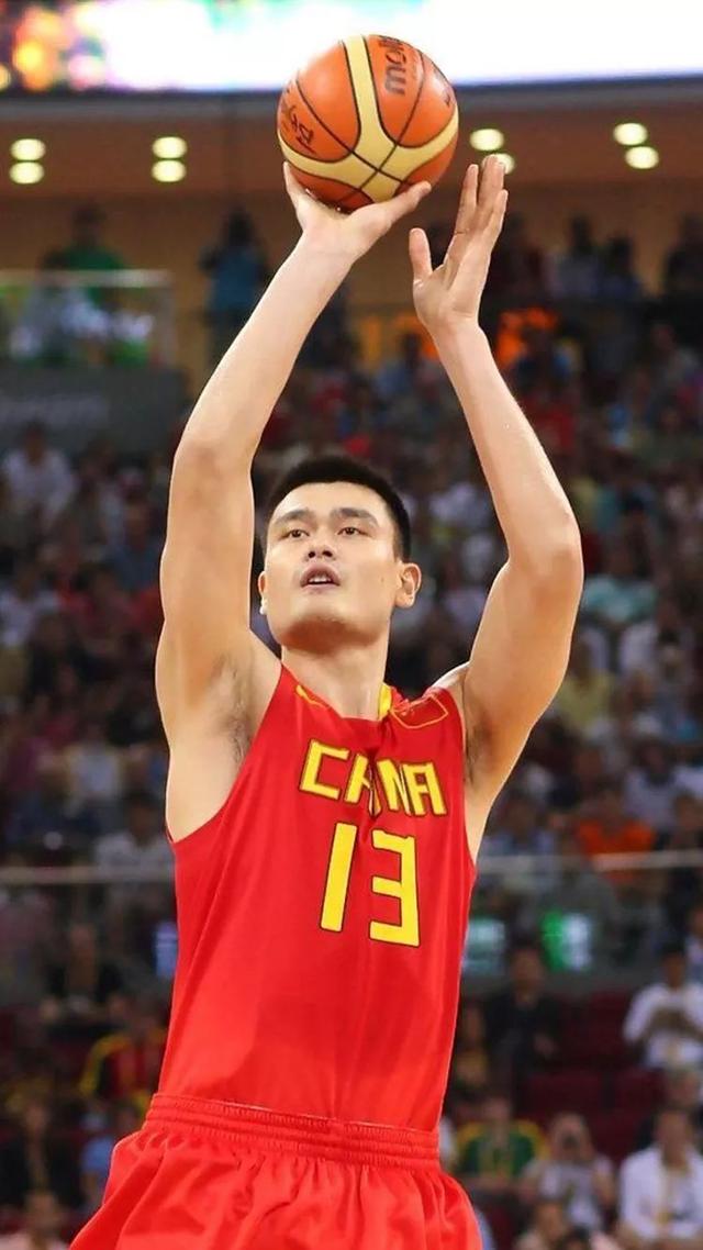 2008年籃球美國vs中國比分（中國隊08年奧運會對陣美國隊，姚明拿下13分，科比和老詹是這數據）