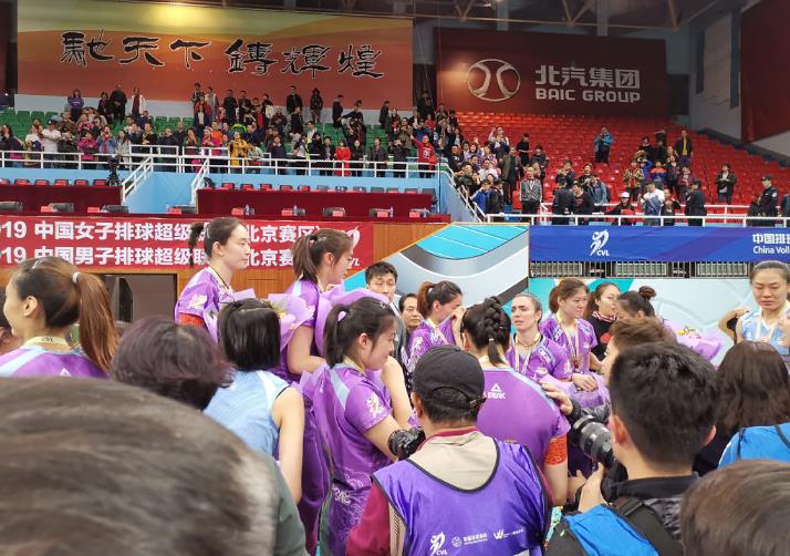女排輸了為什么李盈瑩哭的最難過（天津女排哭了，李盈瑩淚灑賽場，哭得好傷心，美女副攻笑著流眼淚）