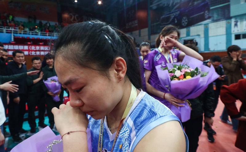 女排輸了為什么李盈瑩哭的最難過（天津女排哭了，李盈瑩淚灑賽場，哭得好傷心，美女副攻笑著流眼淚）