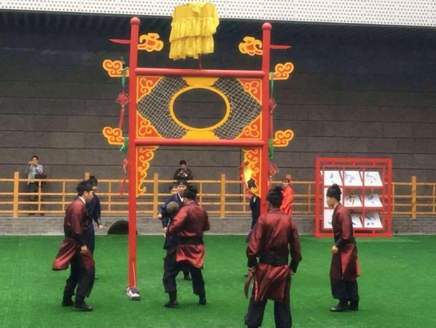 足球到底是起源哪里（風靡世界的足球，它的起源地在哪里呢？都說是英國，其實，都不對）