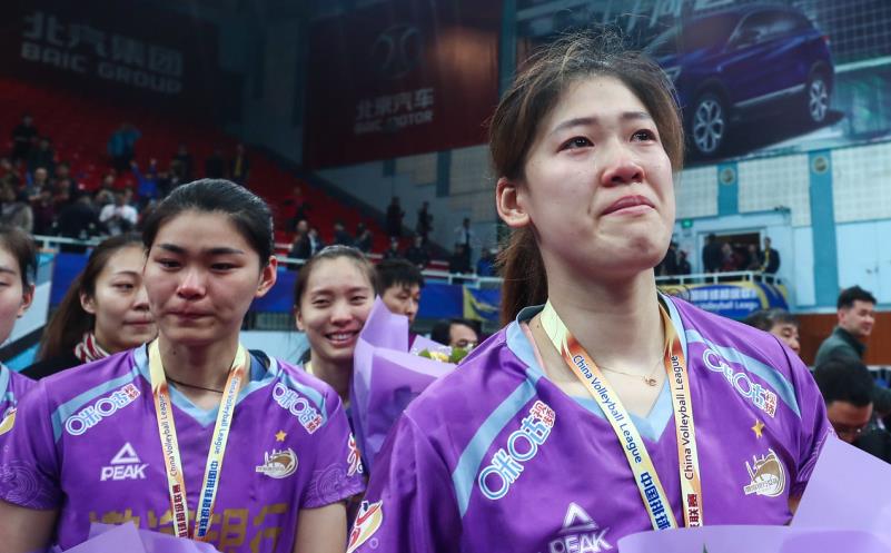 女排輸了為什么李盈瑩哭的最難過（天津女排哭了，李盈瑩淚灑賽場，哭得好傷心，美女副攻笑著流眼淚）