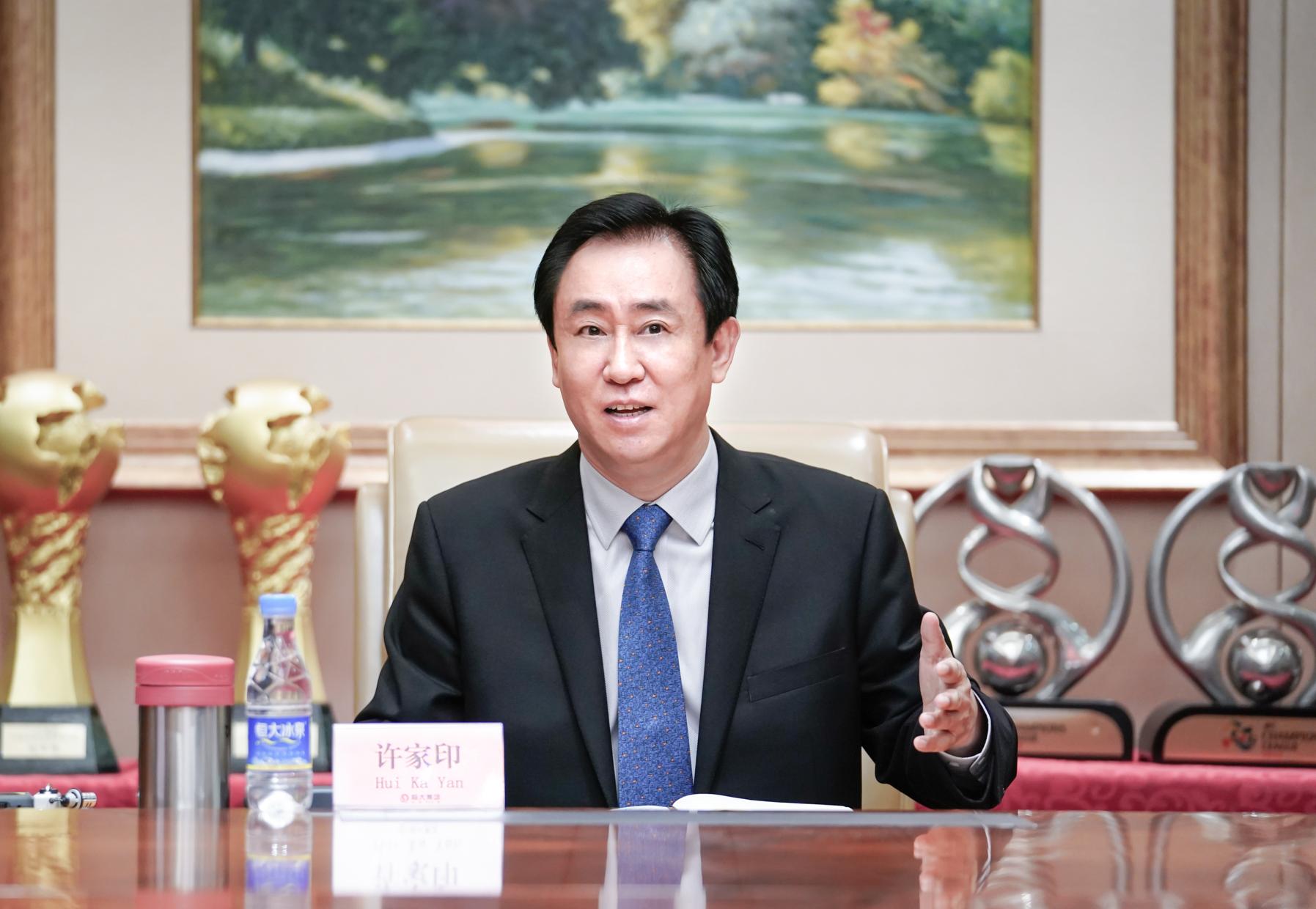 2004年女排教練（中國女排終于贏了，郎平坦言太累，我們也不應該忘記許家印的功勞）