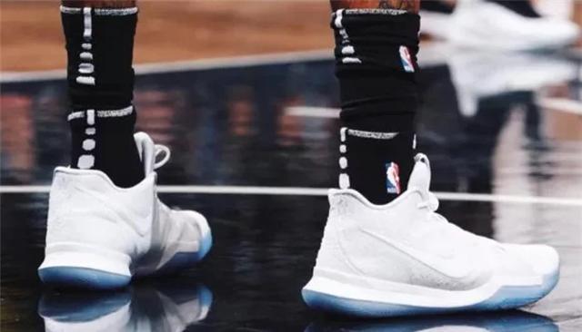 為什么nba球星穿襪子拖鞋（NBA球員比賽為何穿兩雙襪子？只有資深球迷才懂，實力提升是真大）