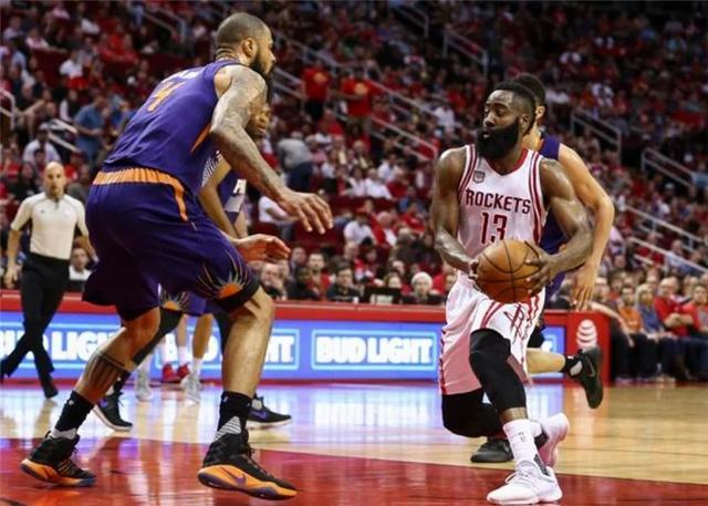 為什么nba球星穿襪子拖鞋（NBA球員比賽為何穿兩雙襪子？只有資深球迷才懂，實力提升是真大）