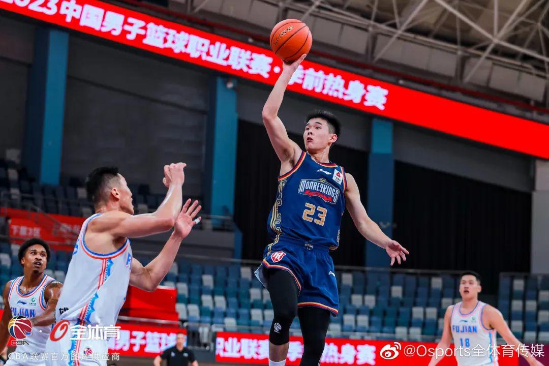 籃球高手視頻素材（生涯首秀就壓哨絕殺！他才只有18歲啊）