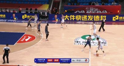 籃球高手視頻素材（生涯首秀就壓哨絕殺！他才只有18歲啊）