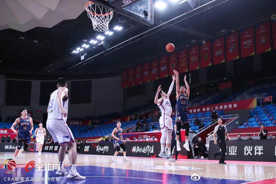 籃球高手視頻素材（生涯首秀就壓哨絕殺！他才只有18歲啊）