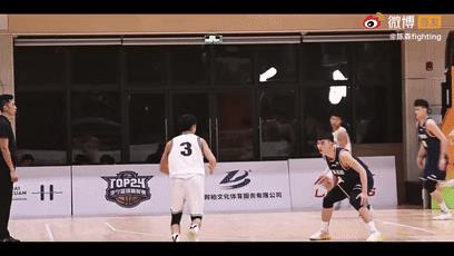 籃球高手視頻素材（生涯首秀就壓哨絕殺！他才只有18歲啊）