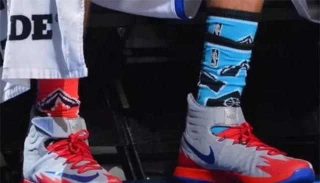 為什么nba球星穿襪子拖鞋（NBA球員比賽為何穿兩雙襪子？只有資深球迷才懂，實力提升是真大）