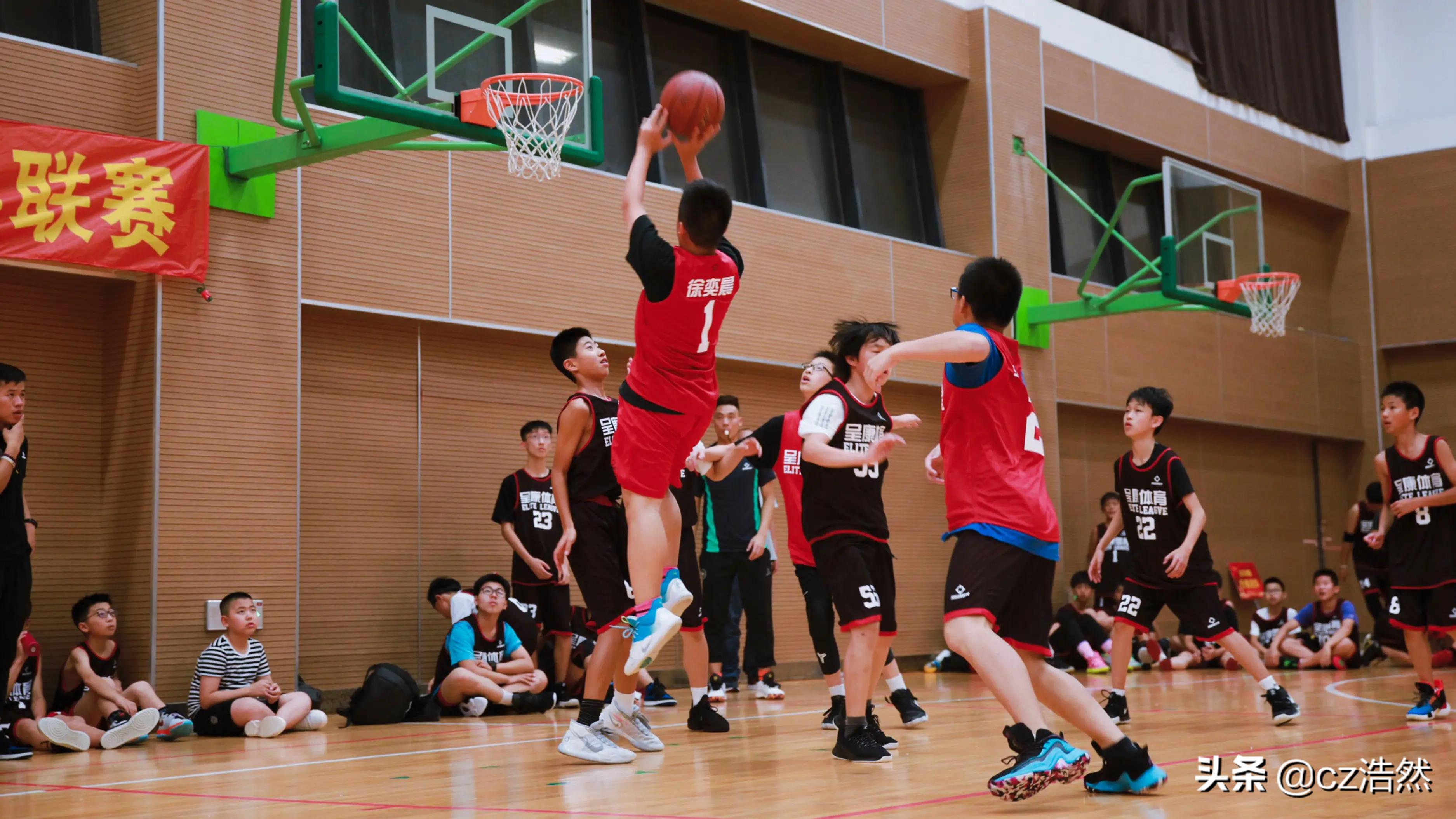 小學生籃球板（孩童使用兒童籃球架進行籃球運動有什么好處？）