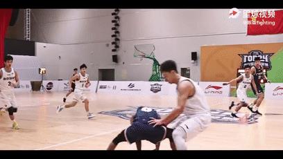 籃球高手視頻素材（生涯首秀就壓哨絕殺！他才只有18歲啊）
