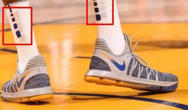 為什么nba球星穿襪子拖鞋（NBA球員比賽為何穿兩雙襪子？只有資深球迷才懂，實力提升是真大）