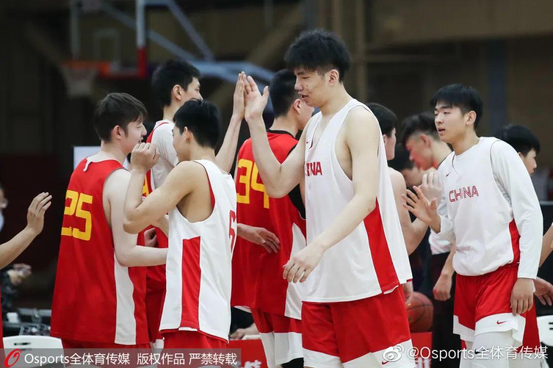 籃球高手視頻素材（生涯首秀就壓哨絕殺！他才只有18歲啊）