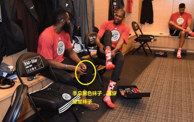 為什么nba球星穿襪子拖鞋（NBA球員比賽為何穿兩雙襪子？只有資深球迷才懂，實力提升是真大）