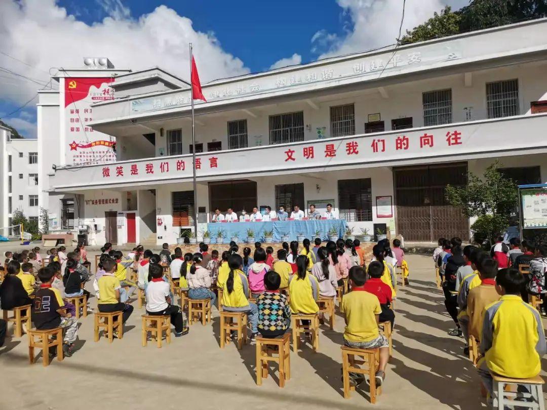 小學生籃球板（看著新裝上的有機玻璃籃板，用上新籃球，孩子們格外興奮）