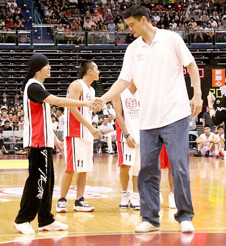 姚明慈善賽臺北開打（回顧2010年姚基金臺北慈善賽，臺北市長陪坐場邊，林書豪剛進入NBA，周杰倫、羅志祥當場跪拜姚明）