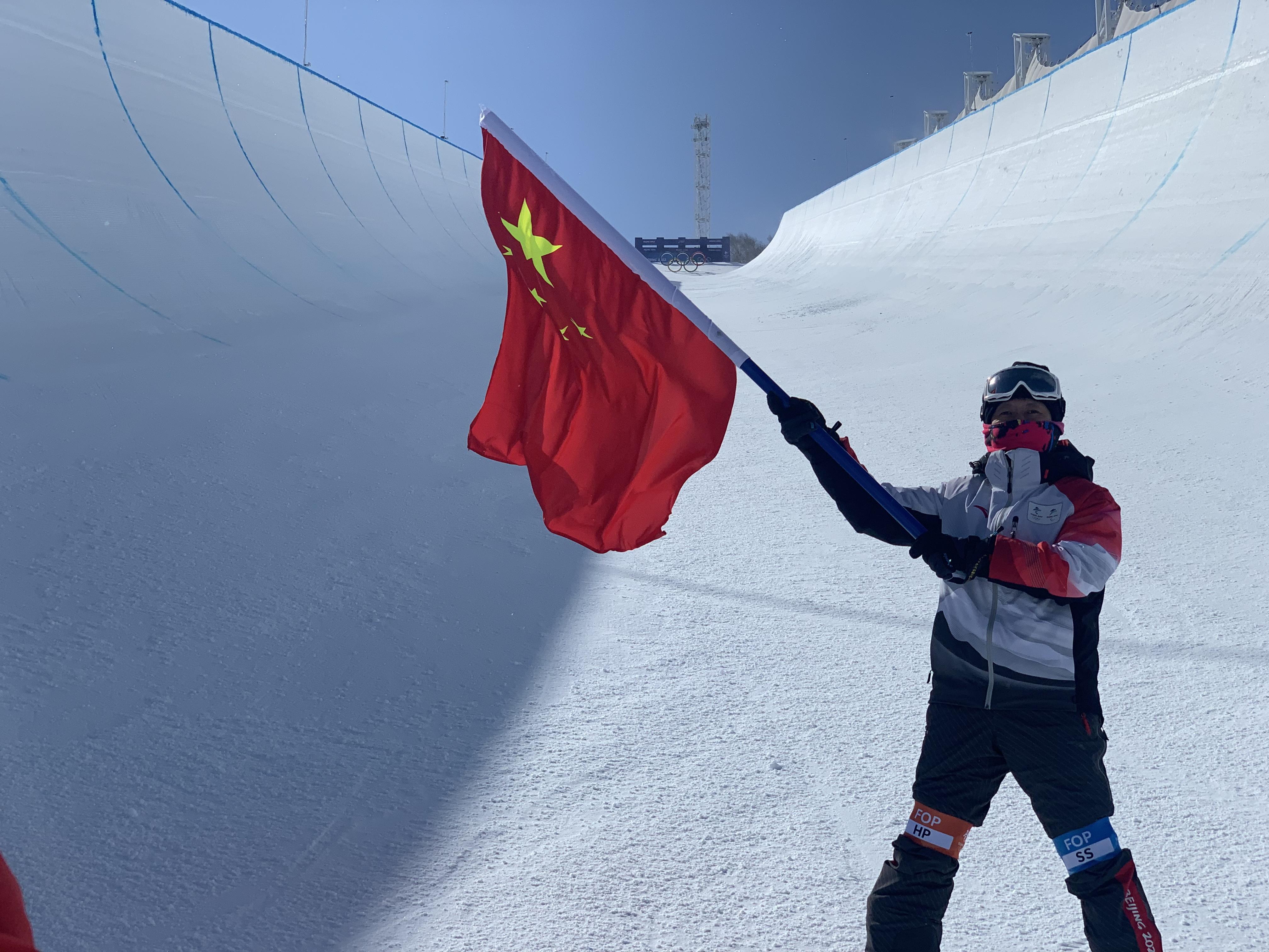 滑雪的單板和雙板有啥區別（初上雪場，滑雪板選擇單板還是雙板好？冬奧裁判劉鑫為您解析）