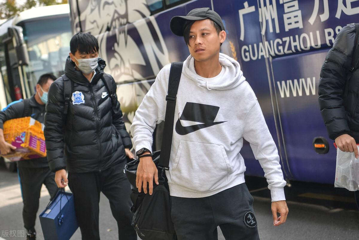 轉載足球場上老二走光圖片（巴西賽場球員露下體引數十人群毆，國安也曾有人如此羞辱申花）