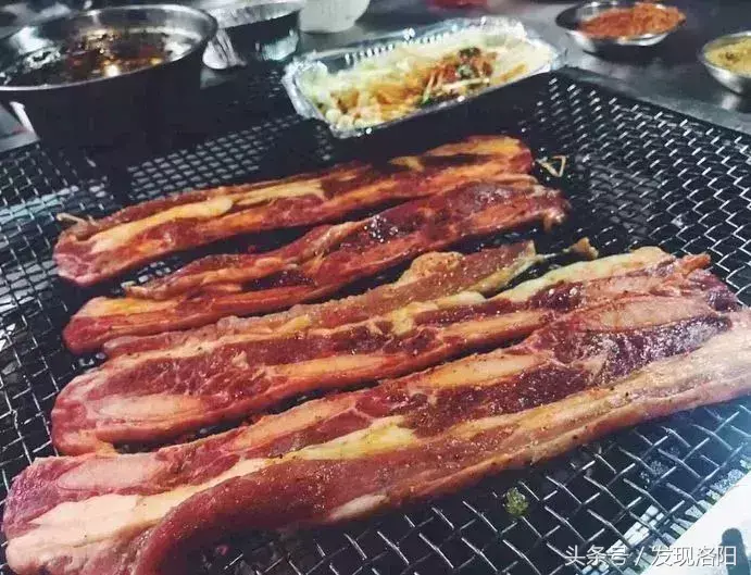 洛陽哪個燒烤能看世界杯（嚷嚷著減肥不吃飯的人，終會相遇在深夜洛陽的這些燒烤攤！）
