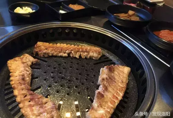 洛陽哪個燒烤能看世界杯（嚷嚷著減肥不吃飯的人，終會相遇在深夜洛陽的這些燒烤攤！）