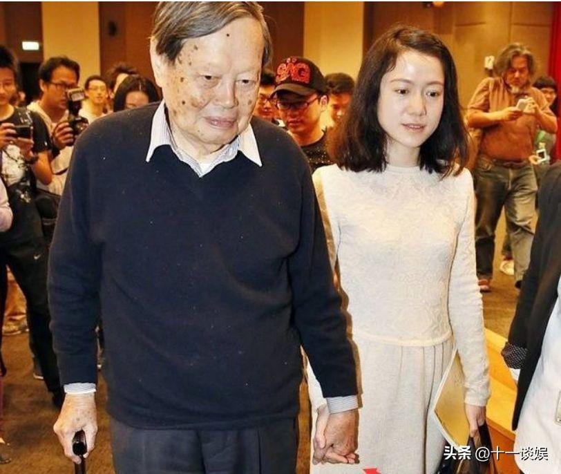 不是很重的傷（楊振寧摔倒后住院，知情人士透露只是扭傷了一下胳膊，并無大礙）