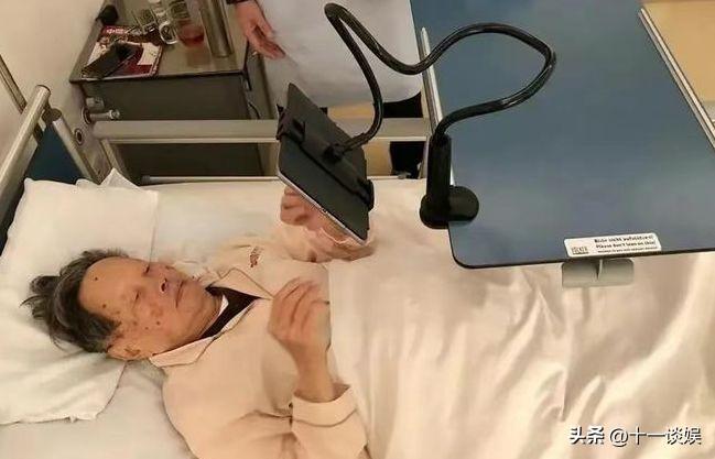 不是很重的傷（楊振寧摔倒后住院，知情人士透露只是扭傷了一下胳膊，并無大礙）