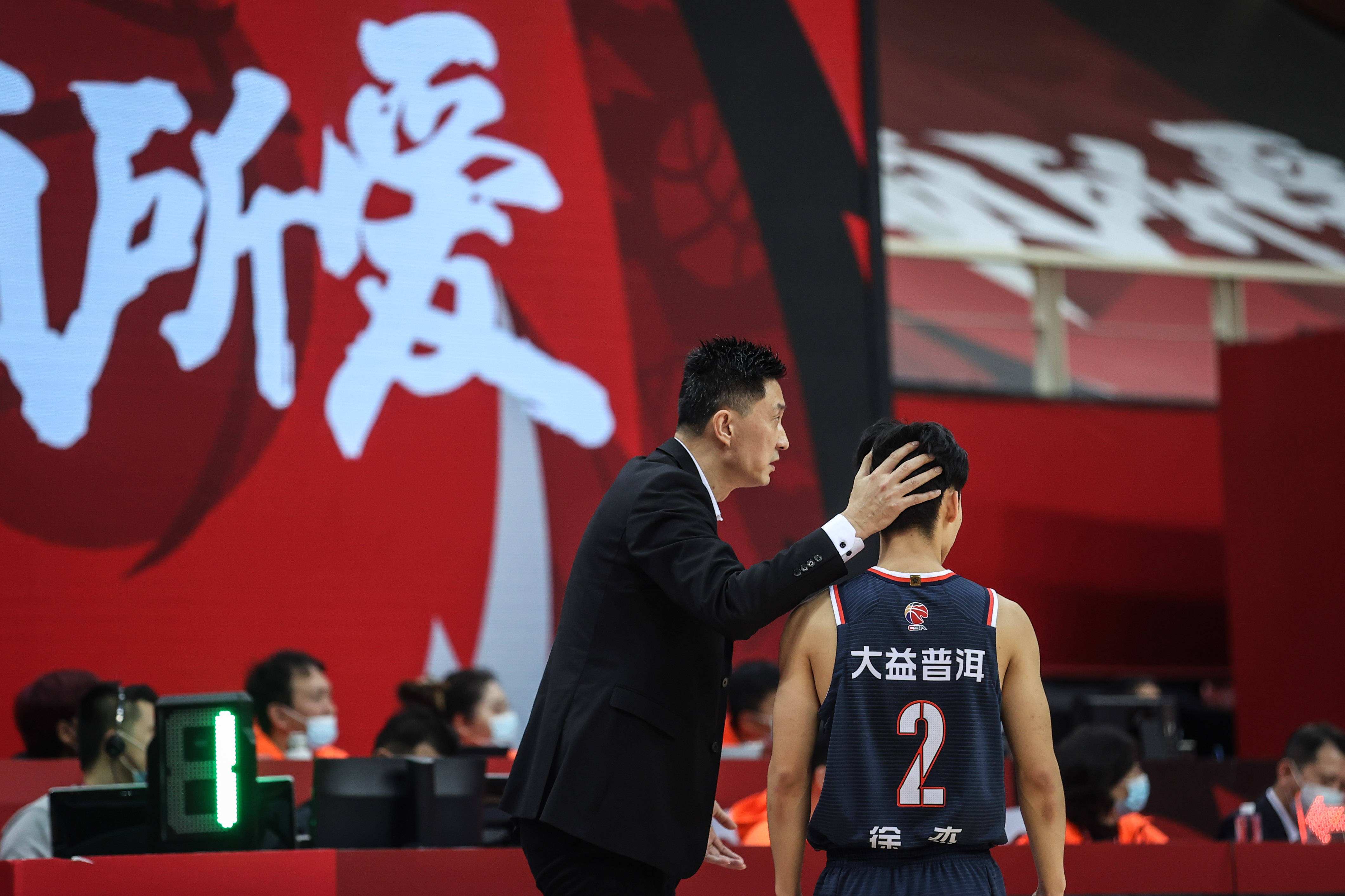 三后衛陣容為何能稱霸全聯盟（11冠王朝把未來堵在馬尚身上！你瞧不起的三后衛在廣東還可以逆襲）