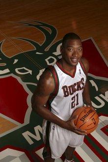 nba西蒙斯效力過哪些球隊（“絲綢”西蒙斯，10年的NBA生涯，他一共賺到多少薪金？）