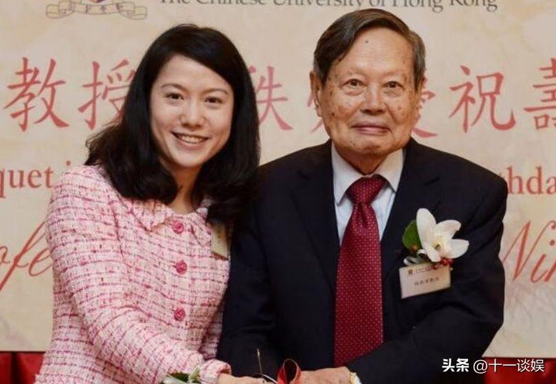 不是很重的傷（楊振寧摔倒后住院，知情人士透露只是扭傷了一下胳膊，并無大礙）