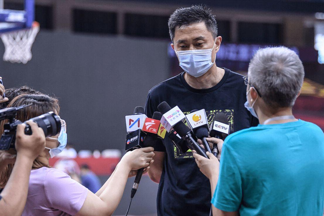 三后衛陣容為何能稱霸全聯盟（11冠王朝把未來堵在馬尚身上！你瞧不起的三后衛在廣東還可以逆襲）
