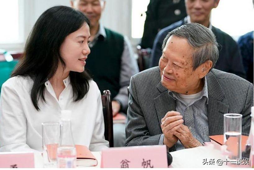 不是很重的傷（楊振寧摔倒后住院，知情人士透露只是扭傷了一下胳膊，并無大礙）