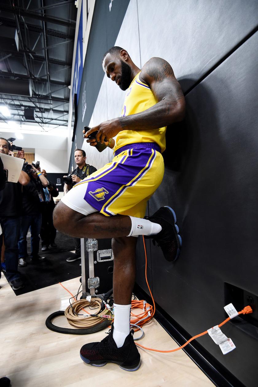 為什么nba比賽在晚上（昨晚熬夜今天打鐵，NBA球員的“網癮”可能直接影響球場表現）