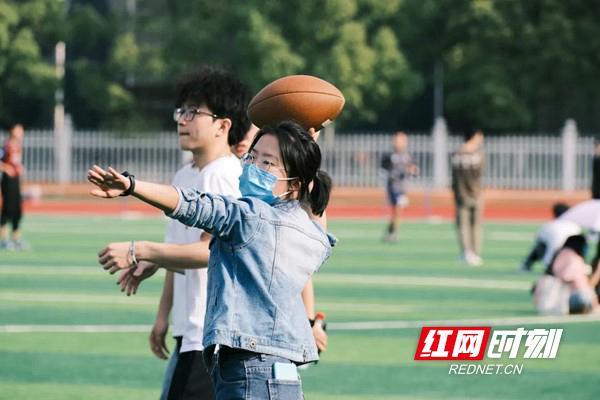 大學運動會有足球嗎（師生同臺燃動青春 湖南工商大學舉辦首屆趣味運動會）