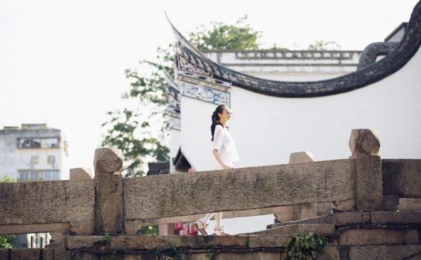 足球襪的展示視頻（莫文蔚罕見這么扮嫩，49歲穿T恤短裙像19歲，配足球襪美得不敢認）
