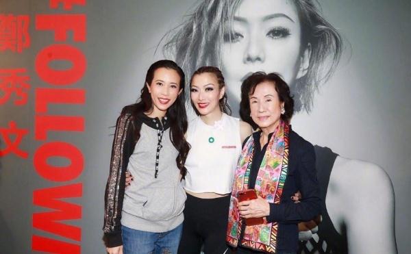 足球襪的展示視頻（莫文蔚罕見這么扮嫩，49歲穿T恤短裙像19歲，配足球襪美得不敢認）