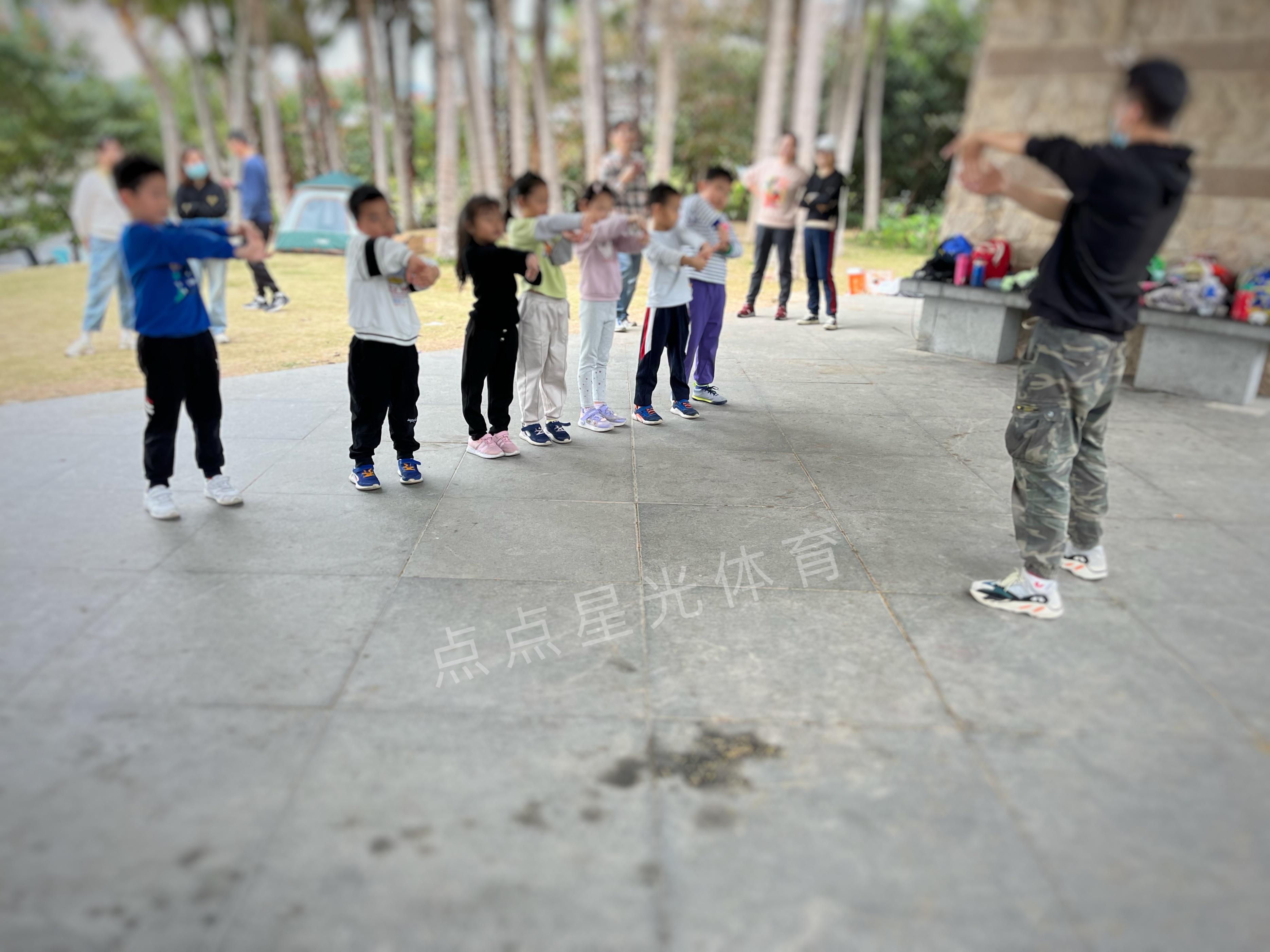 兒童籃球服里面穿什么（深圳南山太古城跳繩暑假班教學經(jīng)驗：衣服的選擇）