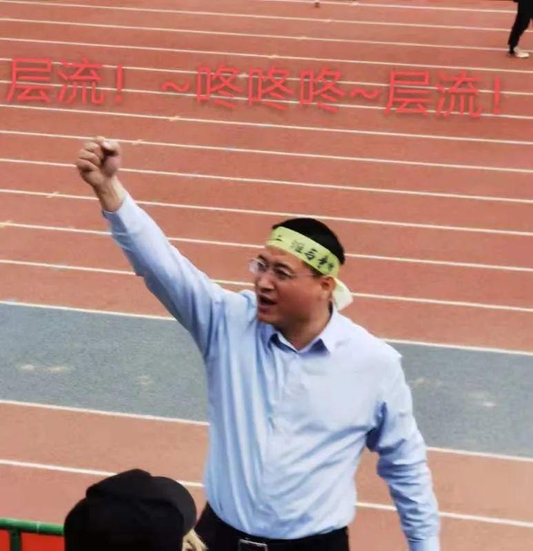 清華大學足球場是真草嗎（清華化工男足時隔11年再奪冠軍！老博士淚灑現場激情解說大放送）