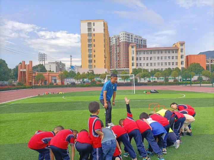 探討幼兒園趣味足球活動（富源縣勝境街道中心幼兒園探索開展幼兒特色足球課程）