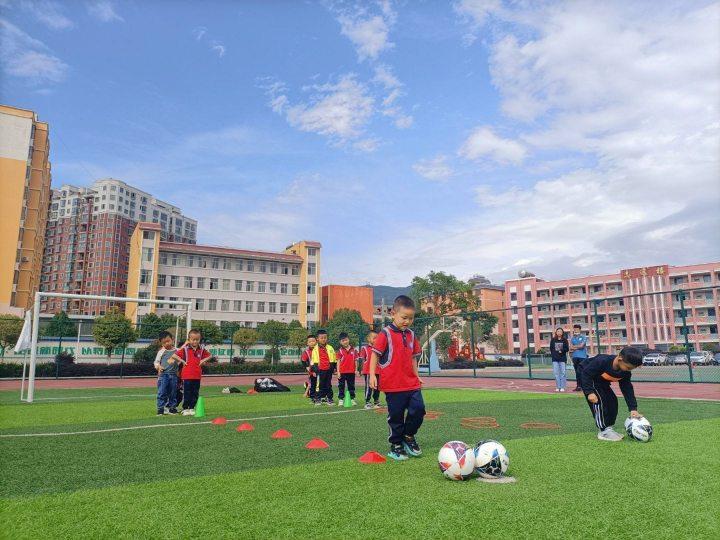 探討幼兒園趣味足球活動（富源縣勝境街道中心幼兒園探索開展幼兒特色足球課程）