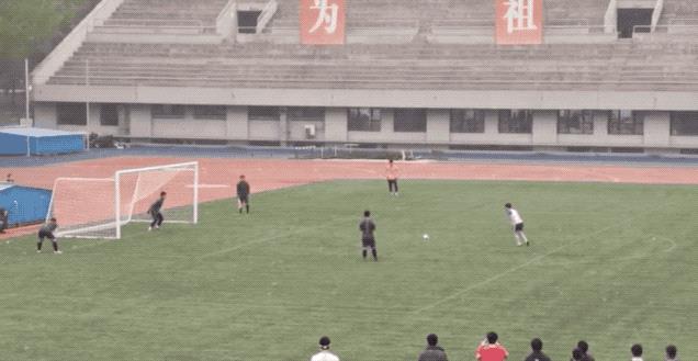 清華大學足球場是真草嗎（清華化工男足時隔11年再奪冠軍！老博士淚灑現場激情解說大放送）