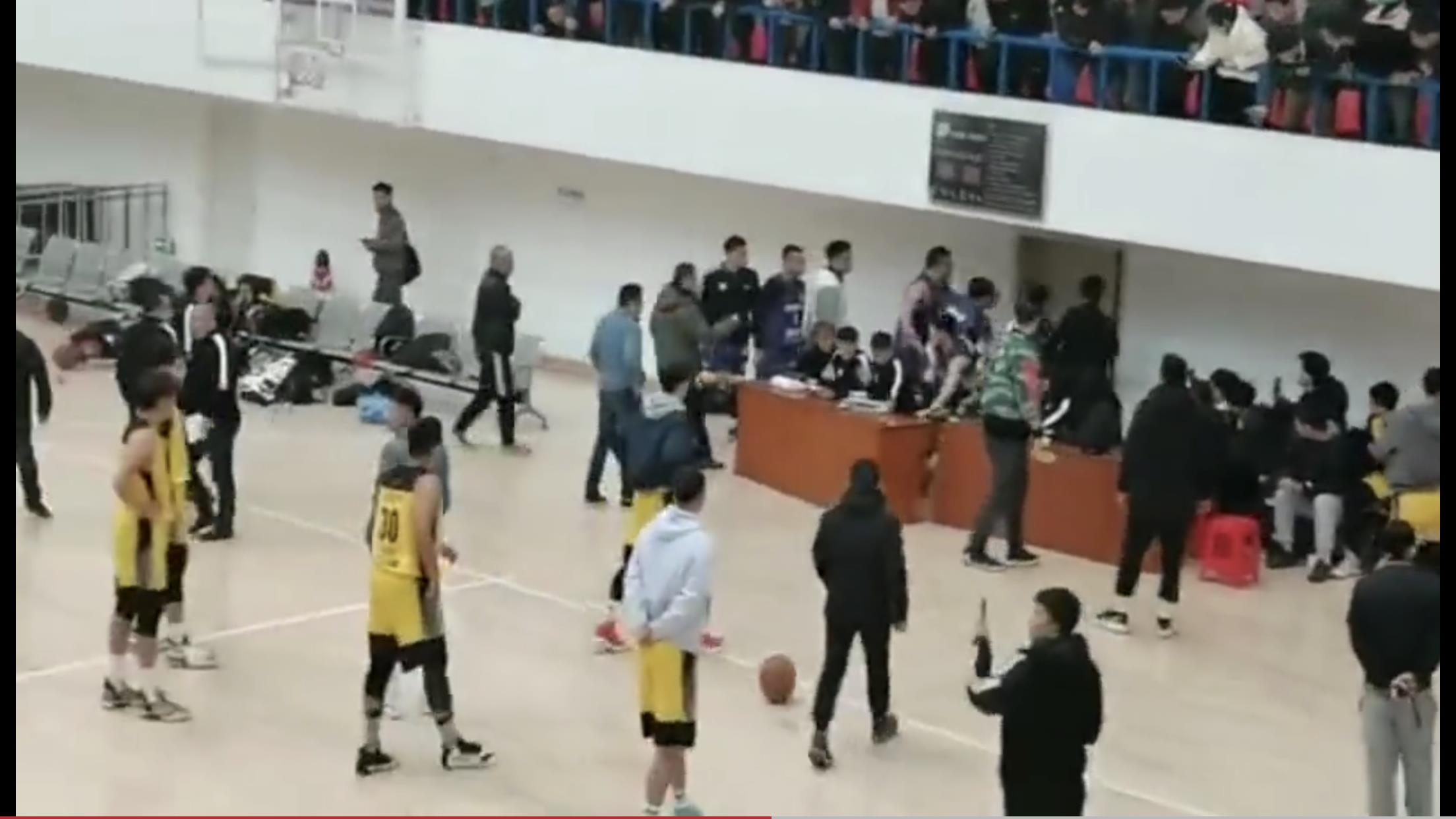 中國cba隊員能把裁判追著打（國內籃球聯賽出大事！裁判被追著打，全隊一起互毆，球迷：真丟人）