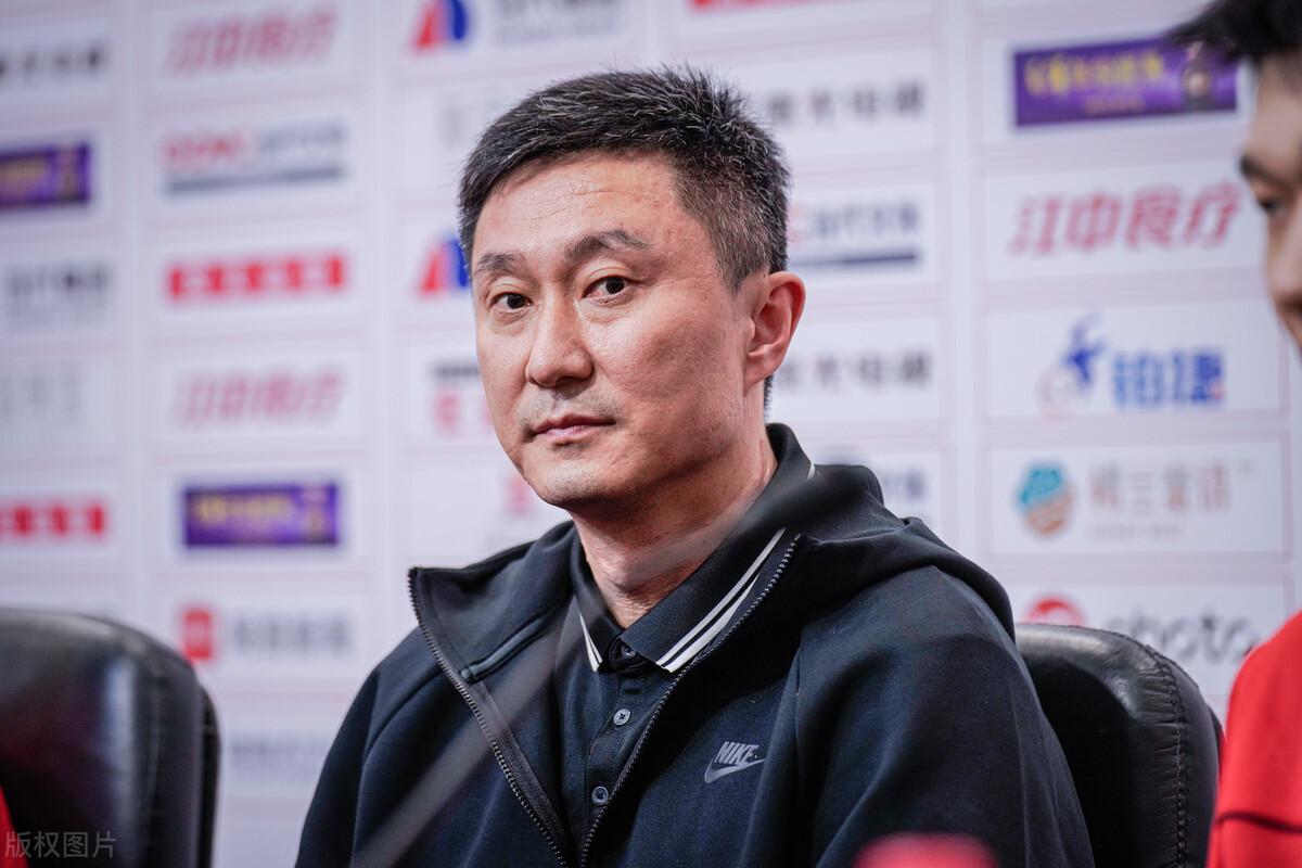 易建聯cba為什么不上場（易建聯連續第4場缺席比賽事出有因，阿聯動態曝光，杜鋒該想辦法）