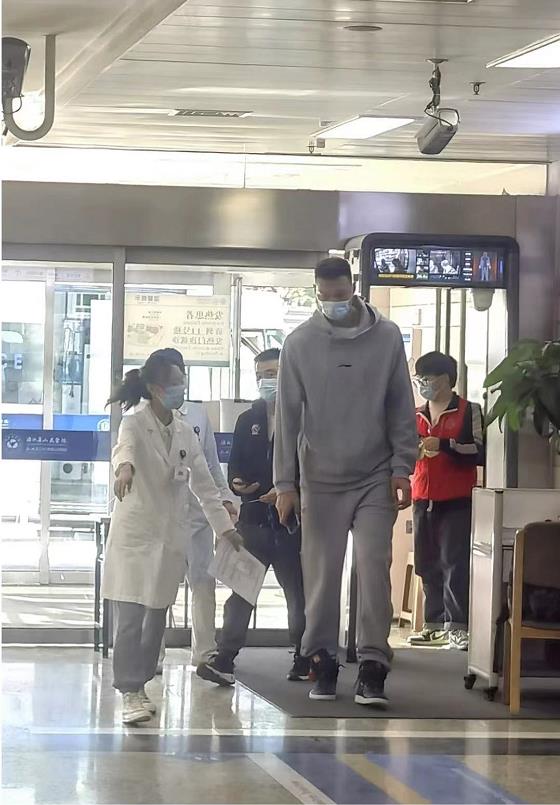 易建聯cba為什么不上場（易建聯連續第4場缺席比賽事出有因，阿聯動態曝光，杜鋒該想辦法）