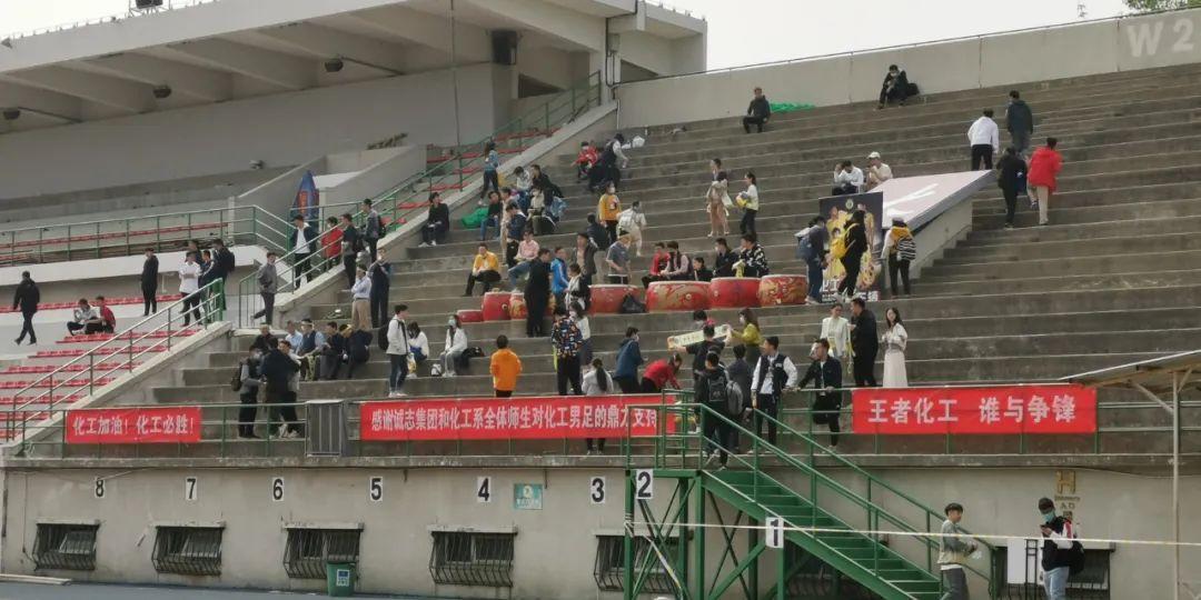 清華大學足球場是真草嗎（清華化工男足時隔11年再奪冠軍！老博士淚灑現場激情解說大放送）