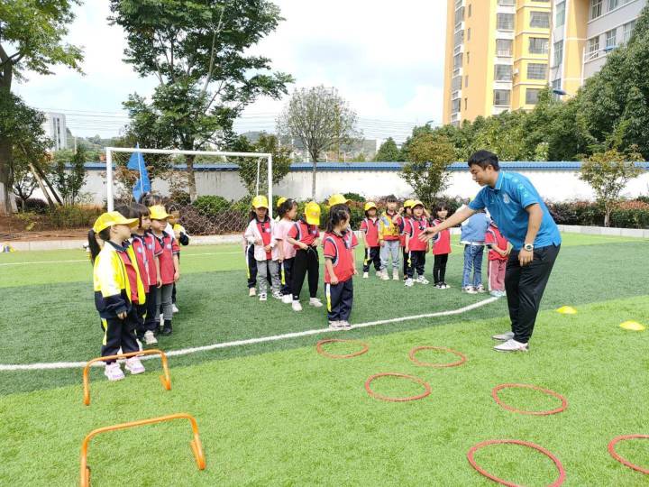 探討幼兒園趣味足球活動（富源縣勝境街道中心幼兒園探索開展幼兒特色足球課程）